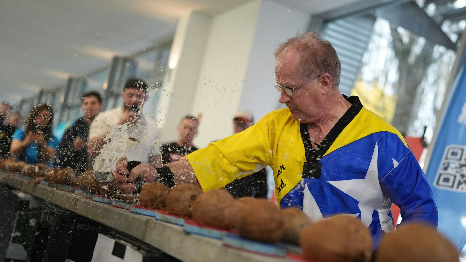 Muhamed «Hammerhand» Kahrimanovic zerschlägt 76 Kokosnüsse in 30 Sekunden mit der Hand. Um ins Guinnessbuch der Rekorde zu kommen.