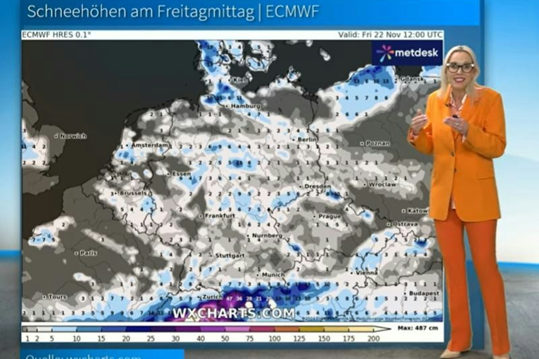 Wetter.net-Moderatorin Kathy Schrey zeigt, dass ganz Deutschland unter einer Schneedecke liegen wird. 