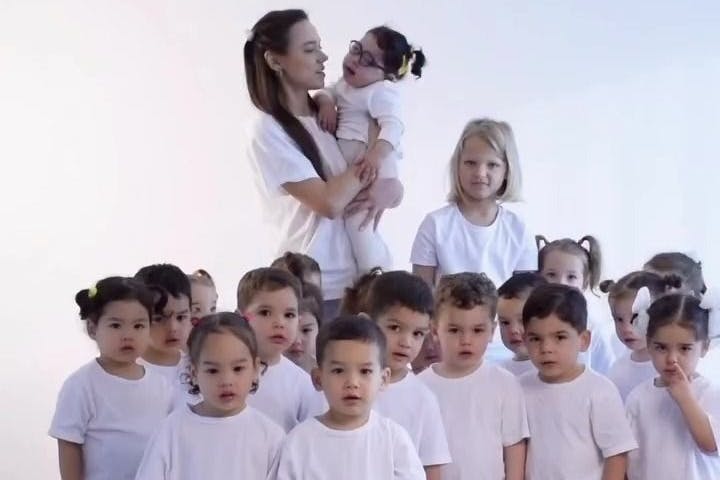 Kristina Öztürk mit ihren 20 Kindern. Sie hat Unterstützung von 16 Kindermädchen.