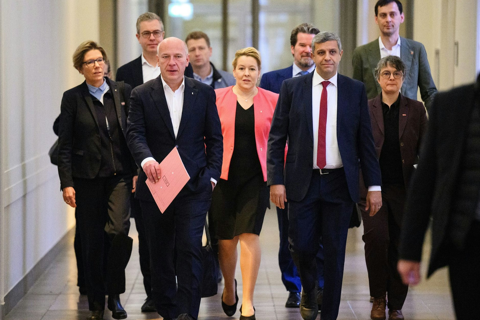 Einmarsch der Koalitionsspitzen zur Verkündung der bitteren Sparpläne – mit dem Regierenden Kai Wegner (3. von links, CDU) und Franziska Giffey (Mitte, SPD), Senatorin für Wirtschaft, Energie und Betriebe.