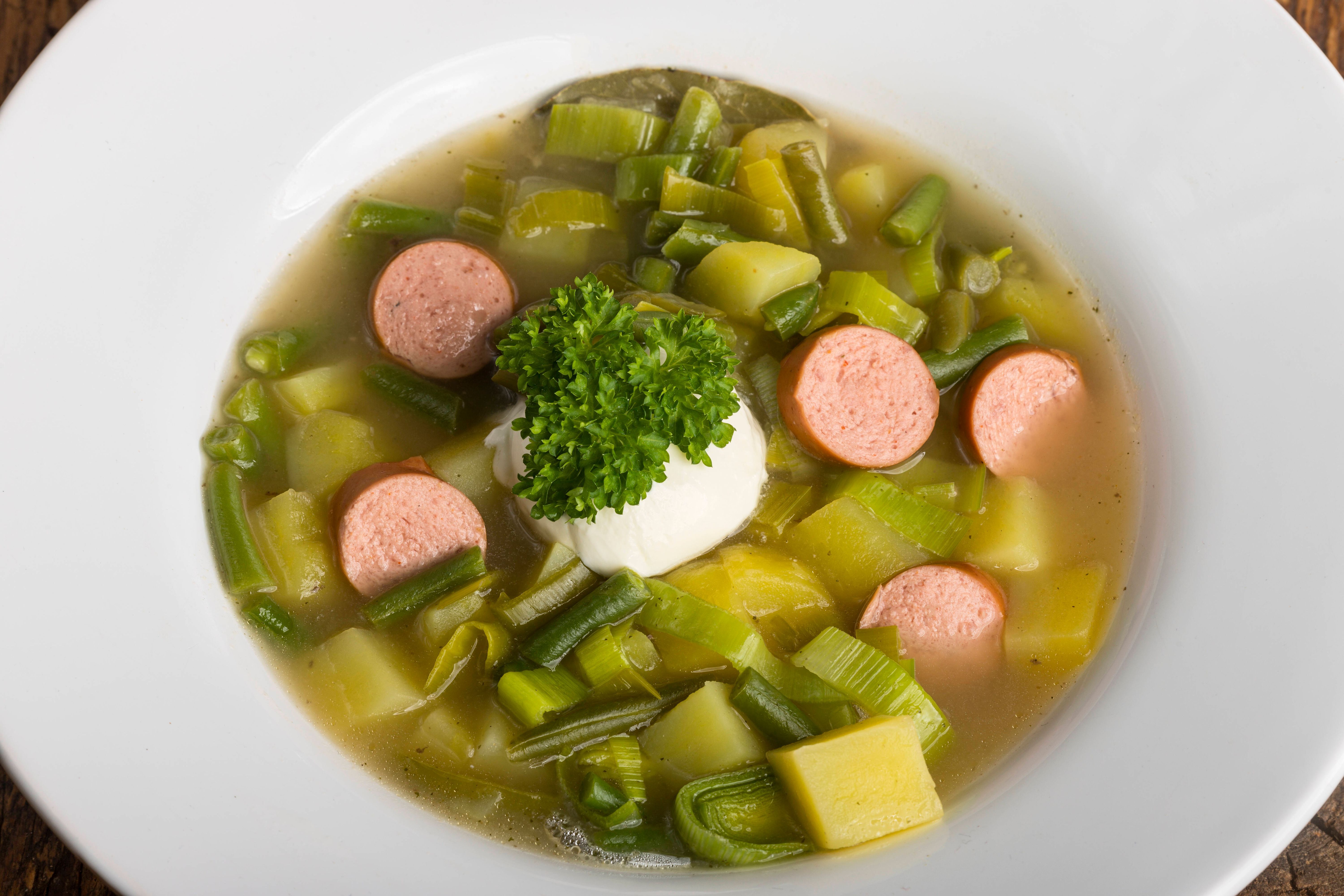 Omas Rezept für Bohneneintopf mit Bockwurst: Klassiker aus dem Osten!