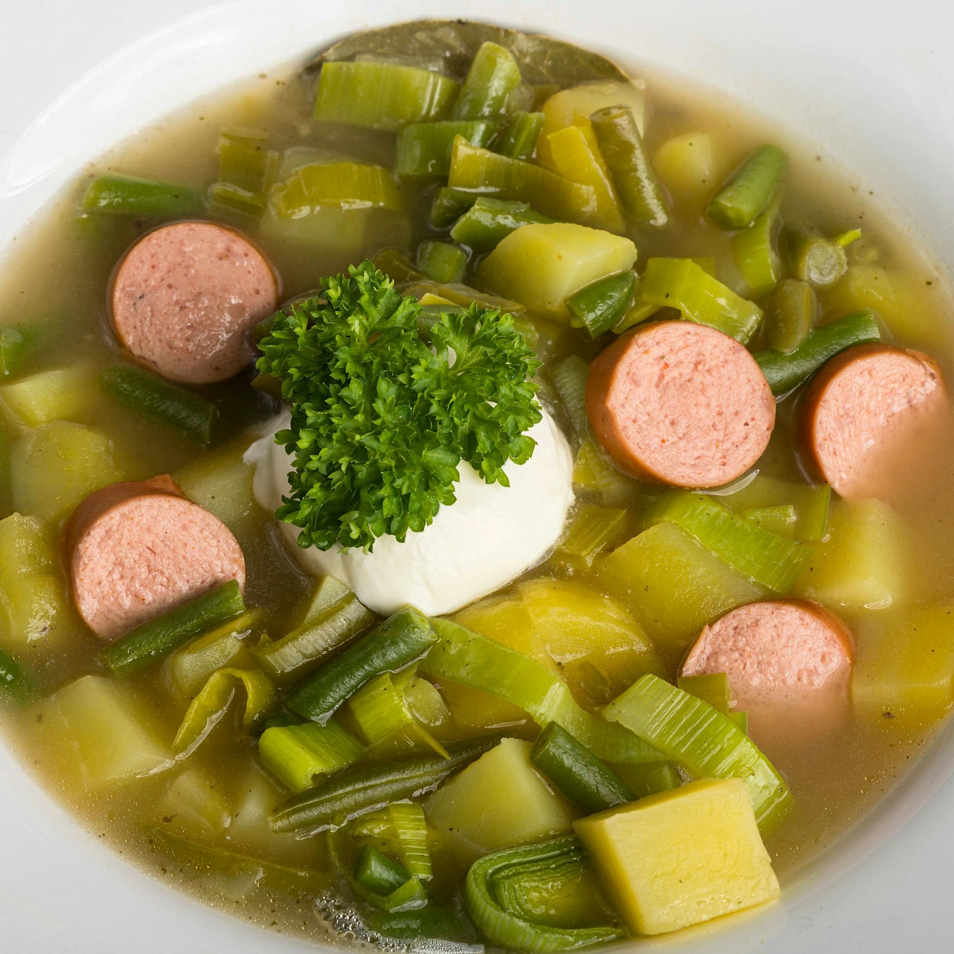 Omas Rezept für Bohneneintopf mit Bockwurst: Klassiker aus dem Osten!