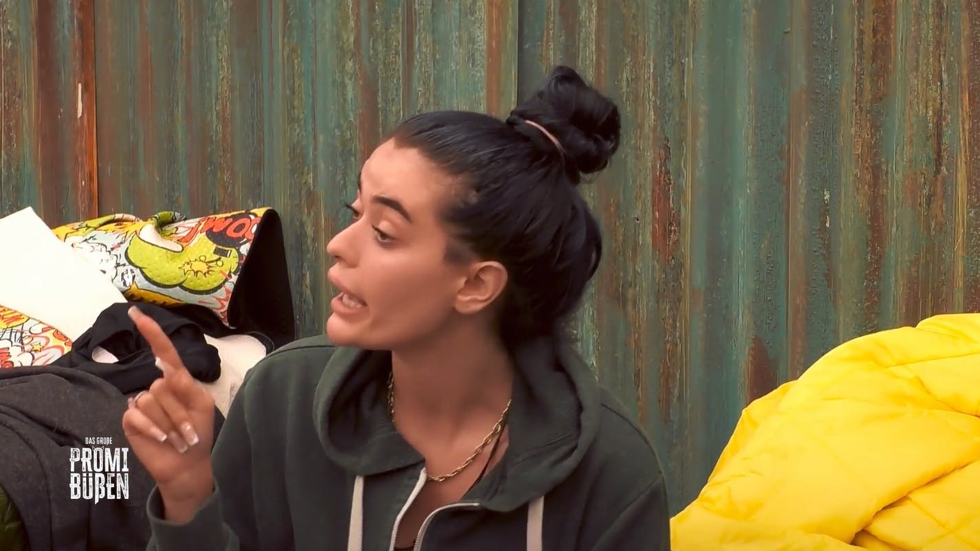 Elsa Latifaj flippt wegen Thorsten bei „Das große Promi-Büßen“ aus.
