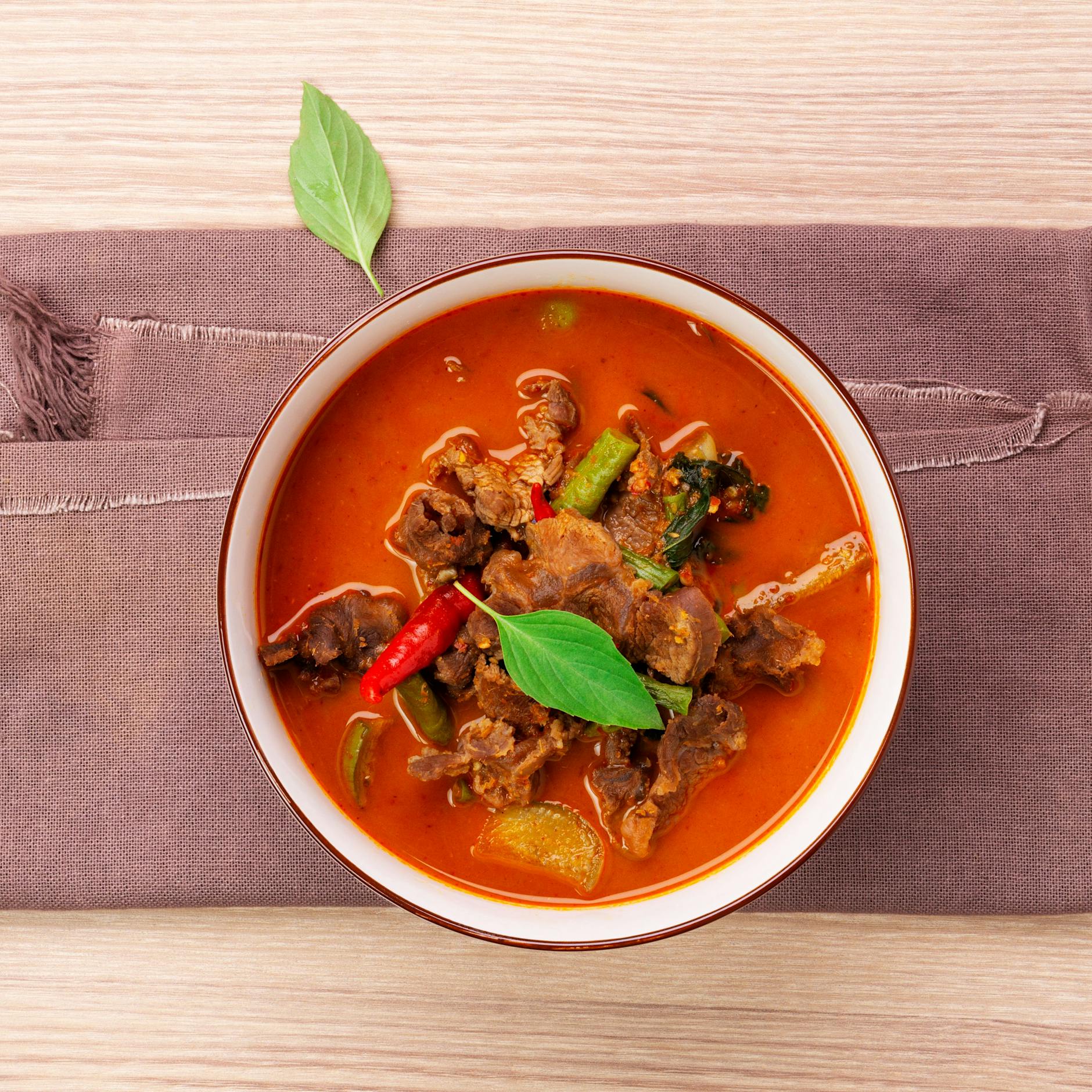 Wie beim Thailänder: Rotes Thai-Curry mit Rindfleischstreifen und Kokosmilch