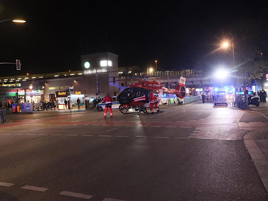 Einsatz von Polizei und Feuerwehr am U-Bahnhof Neukölln