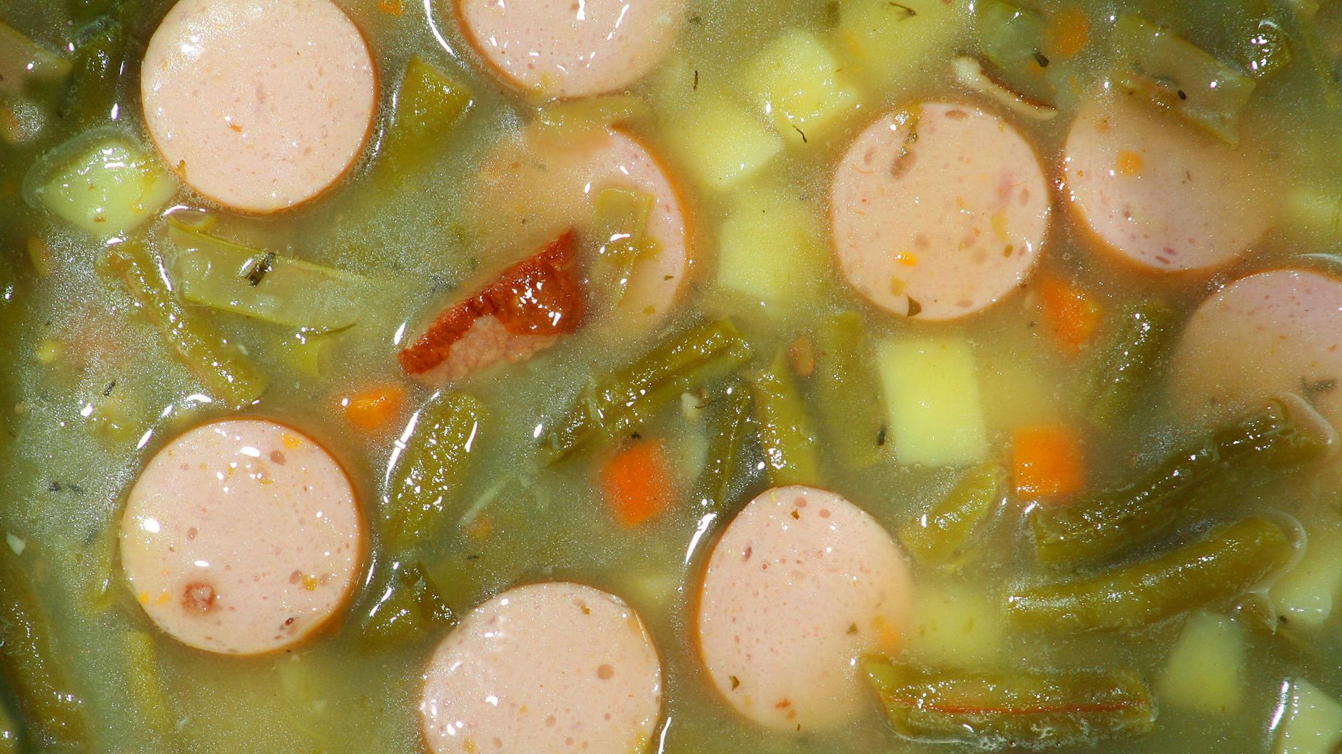 Leckerer Bohneneintopf mit Bockwurst: Durch die besondere Suppen-Einlage wird aus dem Eintopf-Klassiker etwas ganz Besonderes.