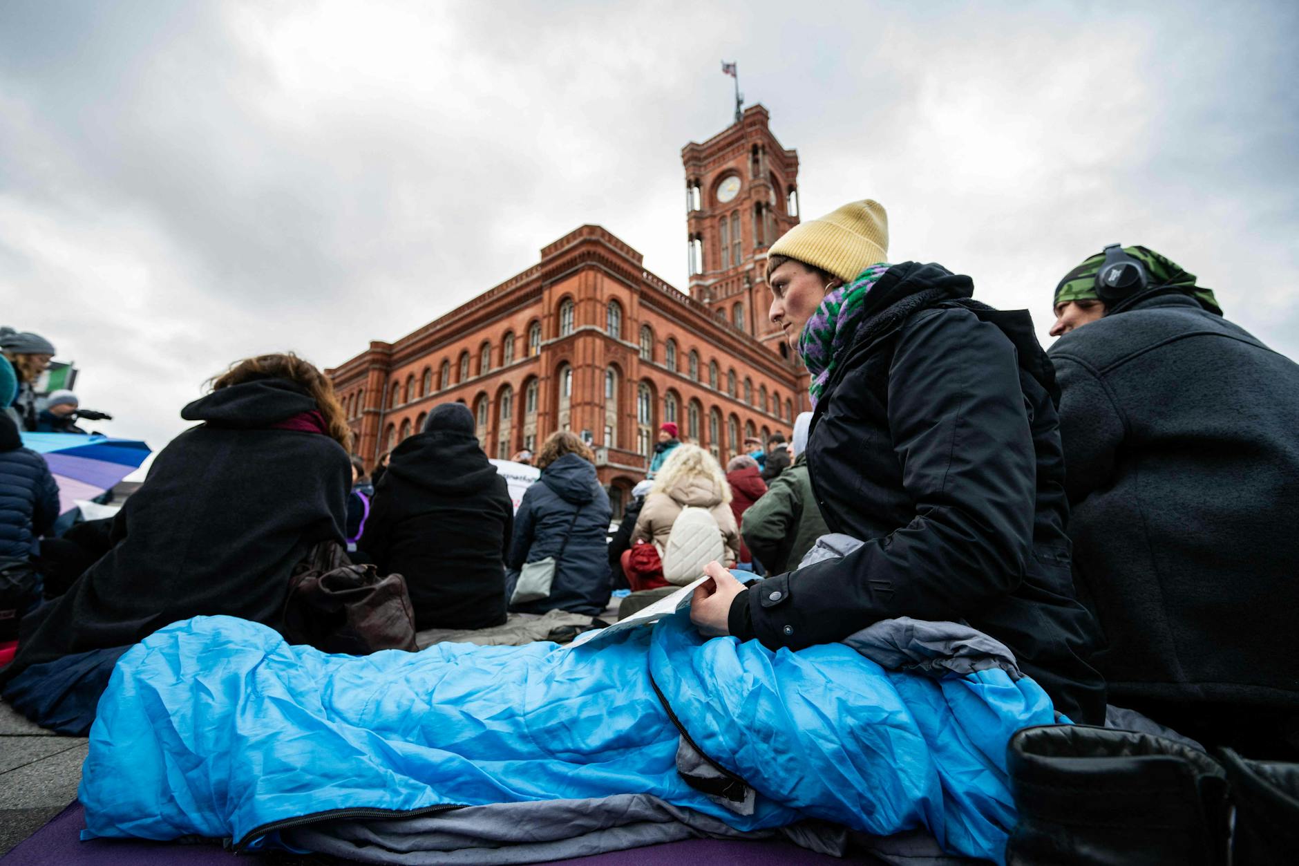 Berlin: Mit Schlafsäcken und Isomatten protestieren Menschen vor dem Roten Rathaus gegen Kürzungen in der Wohnungsnotfallhilfe.