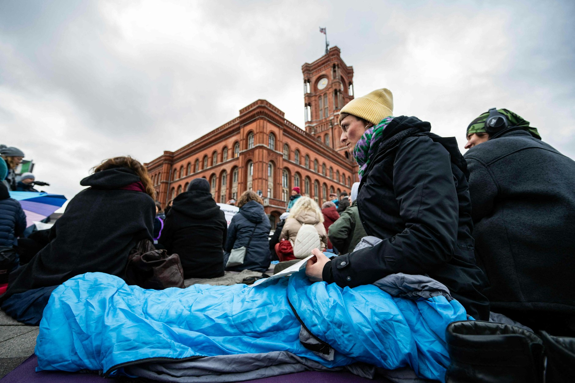 Berlin: Mit Schlafsäcken und Isomatten protestieren Menschen vor dem Roten Rathaus gegen Kürzungen in der Wohnungsnotfallhilfe.