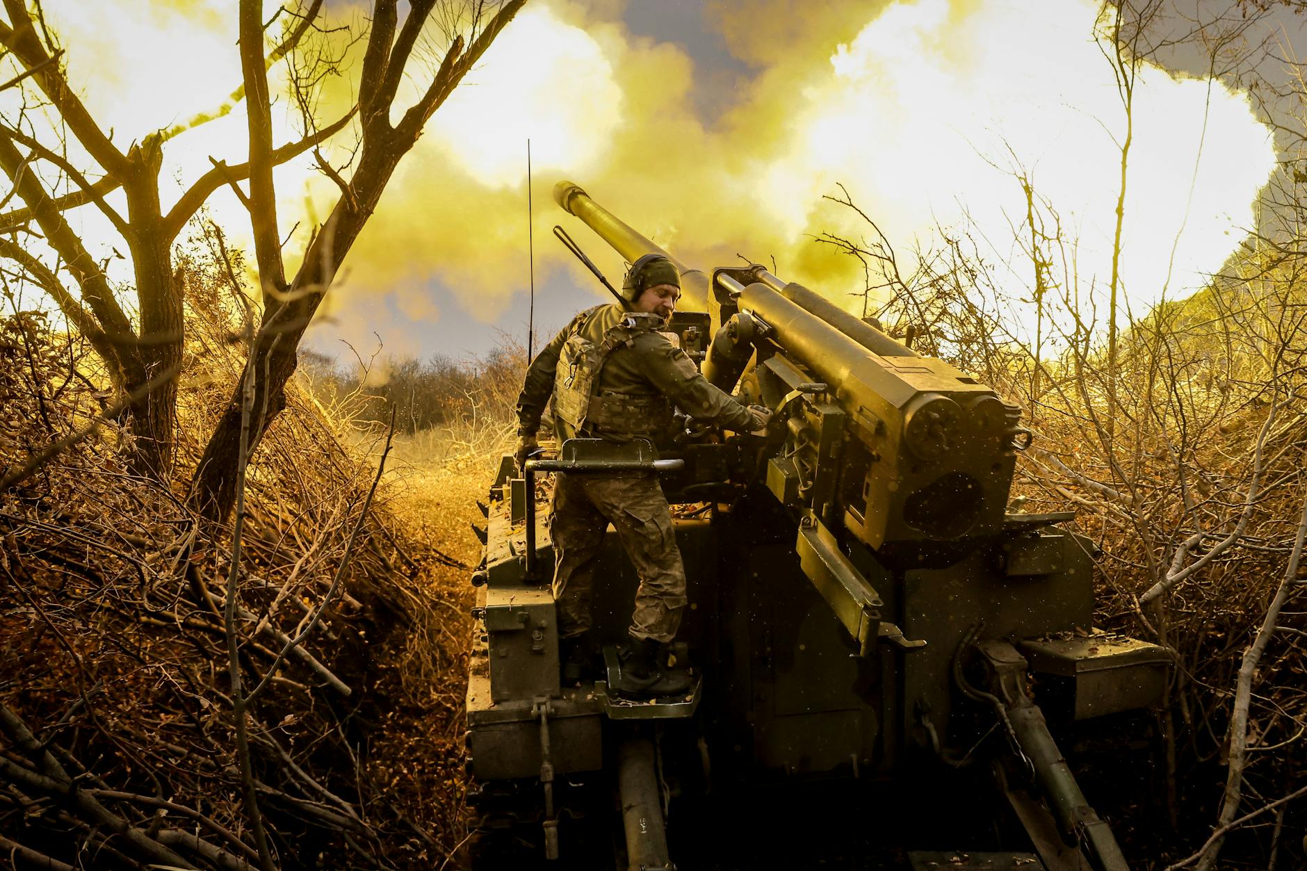 Auf diesem vom Pressedienst der 24. Mechanisierten Brigade der Ukraine zur Verfügung gestellten Foto feuern Soldaten eine selbstfahrende 152-mm-Haubitze 2s5 auf russische Stellungen.