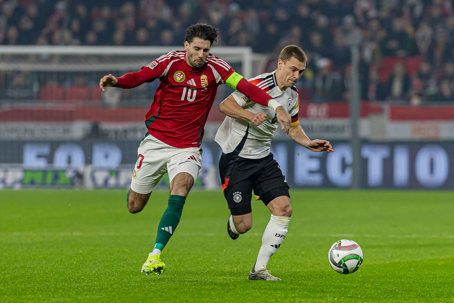 Joshua Kimmich (r.) möchte endlich auch mit der Nationalmannschaft einen Titel gewinnen.