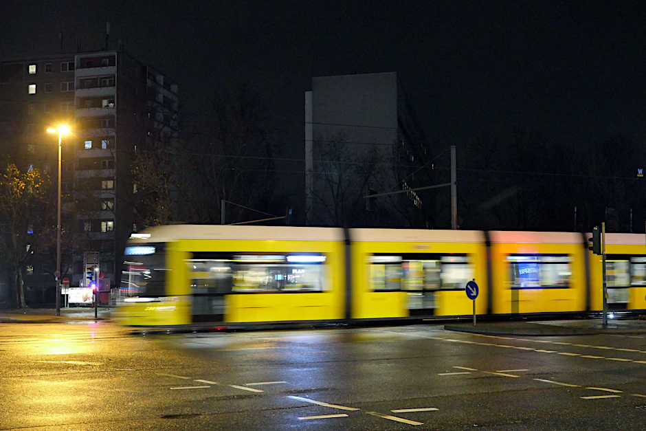 Eine Straßenbahn unterwegs auf der Landsberger Allee