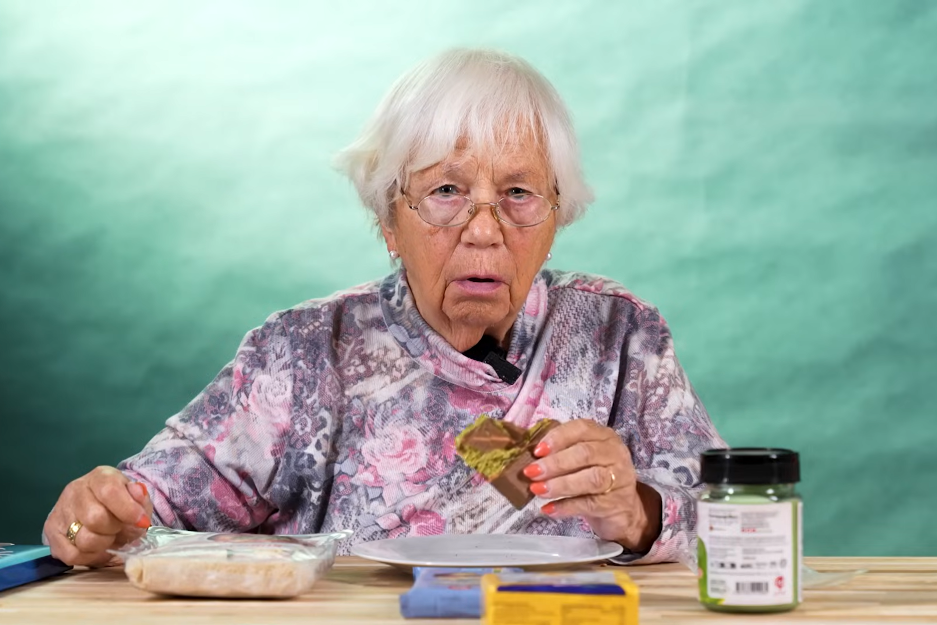 Seniorin Brigitte ist fassungslos: Die Dubai-Schokolade, die sie gerade nascht, kostet 35 Euro. Ihr Urteil: „Hirnriss!“