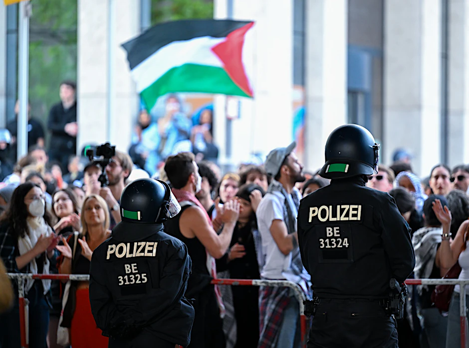 Polizisten drängen propalästinensische Demonstranten von der Straße vor dem Institut für Sozialwissenschaften der Berliner Humboldt-Universität (HU) ab.