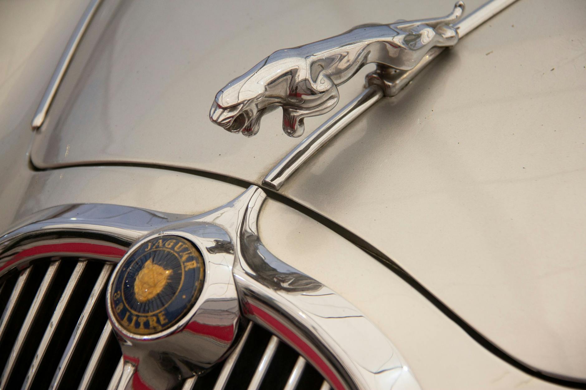 Das alte Emblem mit dem springenden Jaguar wurde abgeschafft.