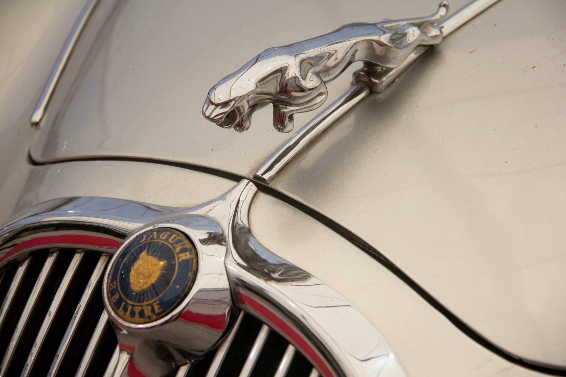 Das alte Emblem mit dem springenden Jaguar wurde abgeschafft.