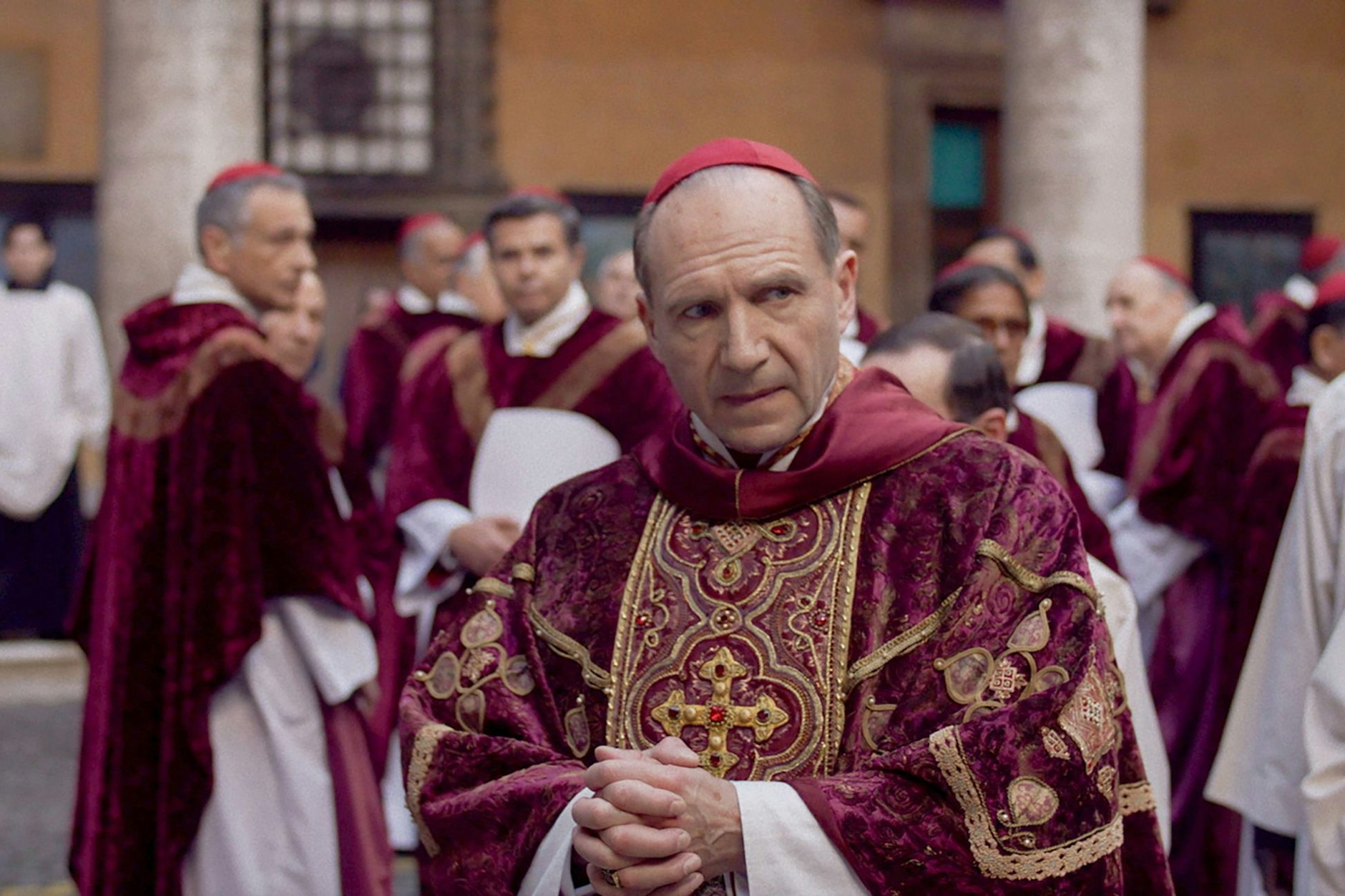 Ralph Fiennes hat als Kardinal Lawrence einiges zu tun: Nach dem Tod des Papstes muss er nämlich das bevorstehende Konklave organisieren.