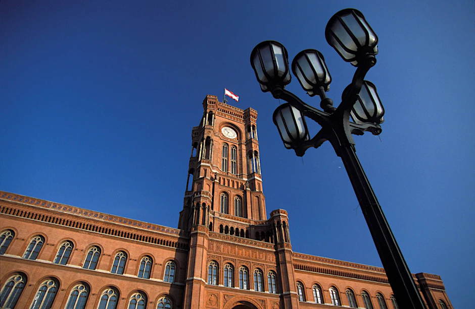 Vor dem Roten Rathaus demonstrieren am Mittwoch Angestellte im sozialen Bereich.