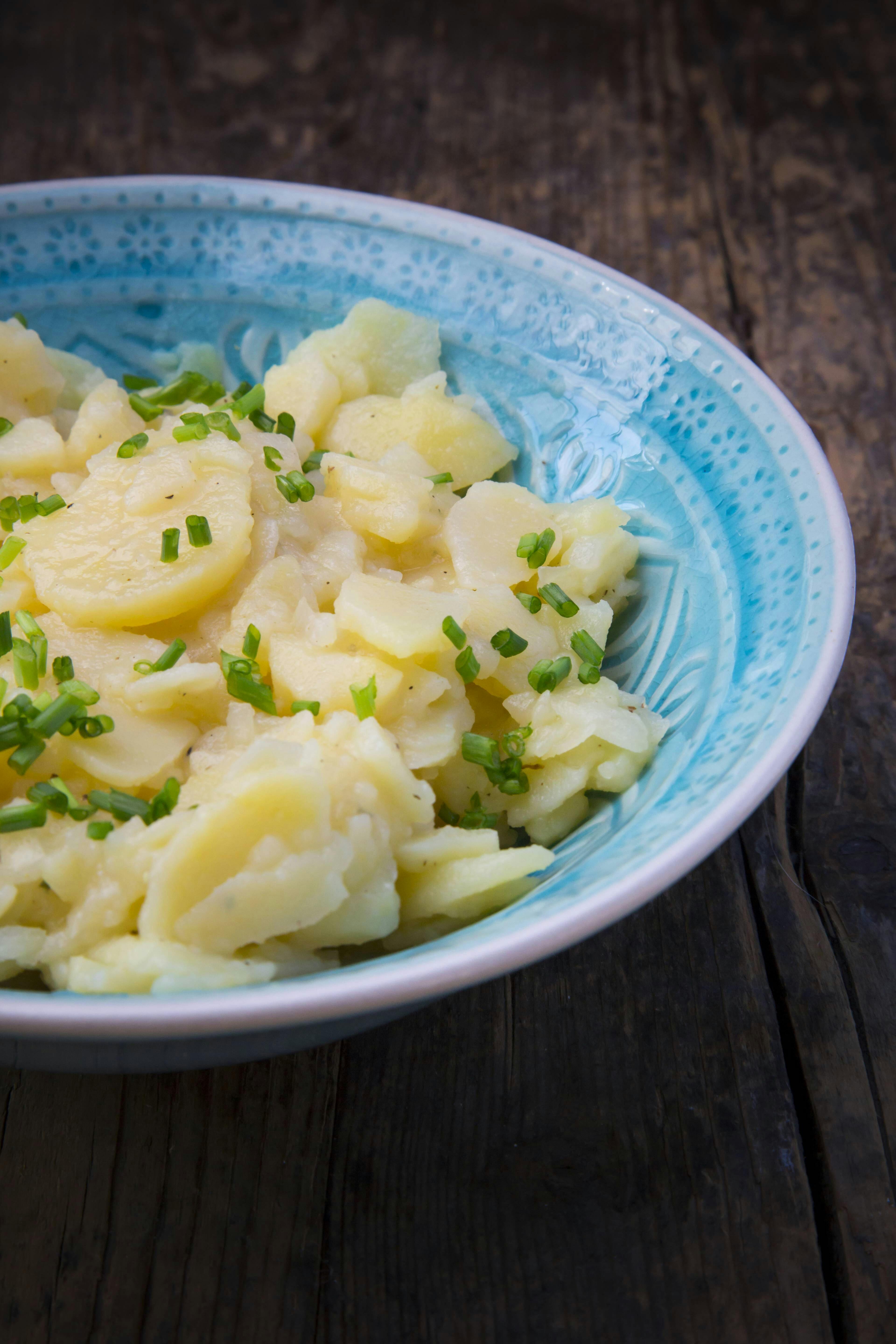 Omas Rezept für Kartoffelsalat mit Brühe: So geht der BESTE Kartoffelsalat! Omas Rezept für Kartoffelsalat mit Brühe: So geht der BESTE Kartoffelsalat!