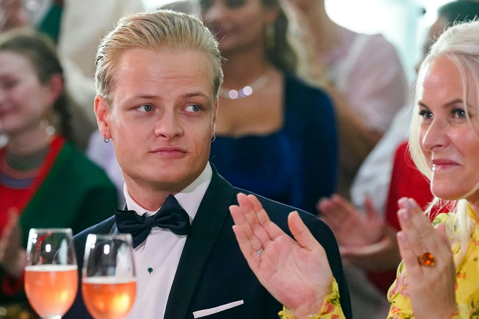Marius Borg Hoiby, Sohn von Norwegens Kronprinzessin Mette-Marit muss in Untersuchungshaft. Er wird beschuldigt, zwei Frauen vergewaltigt zu haben.