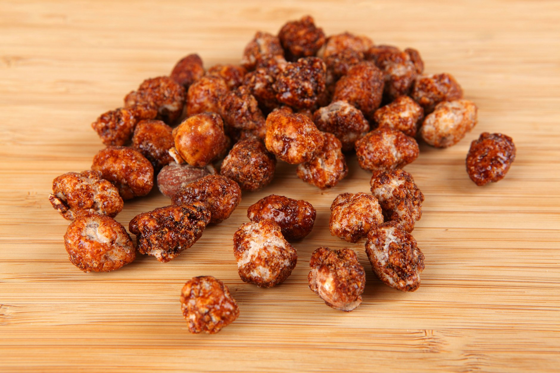 Das Rezept für gebrannte Mandeln ist super simpel und braucht nicht viele Zutaten.