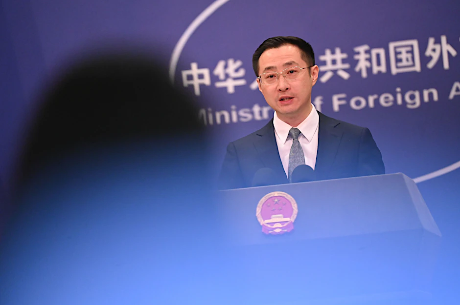 China, Peking: Lin Jian, Sprecher des chinesischen Außenministeriums, spricht beim täglichen Briefing seiner Behörde vor Journalisten.