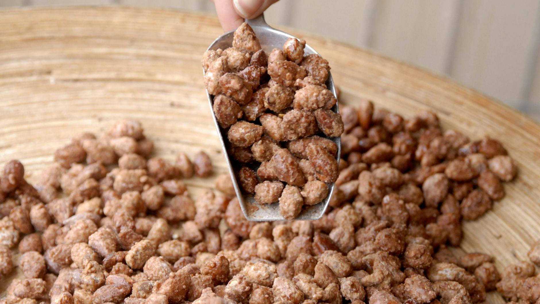 Probieren Sie das Rezept für gebrannte Mandeln gleich mal aus,