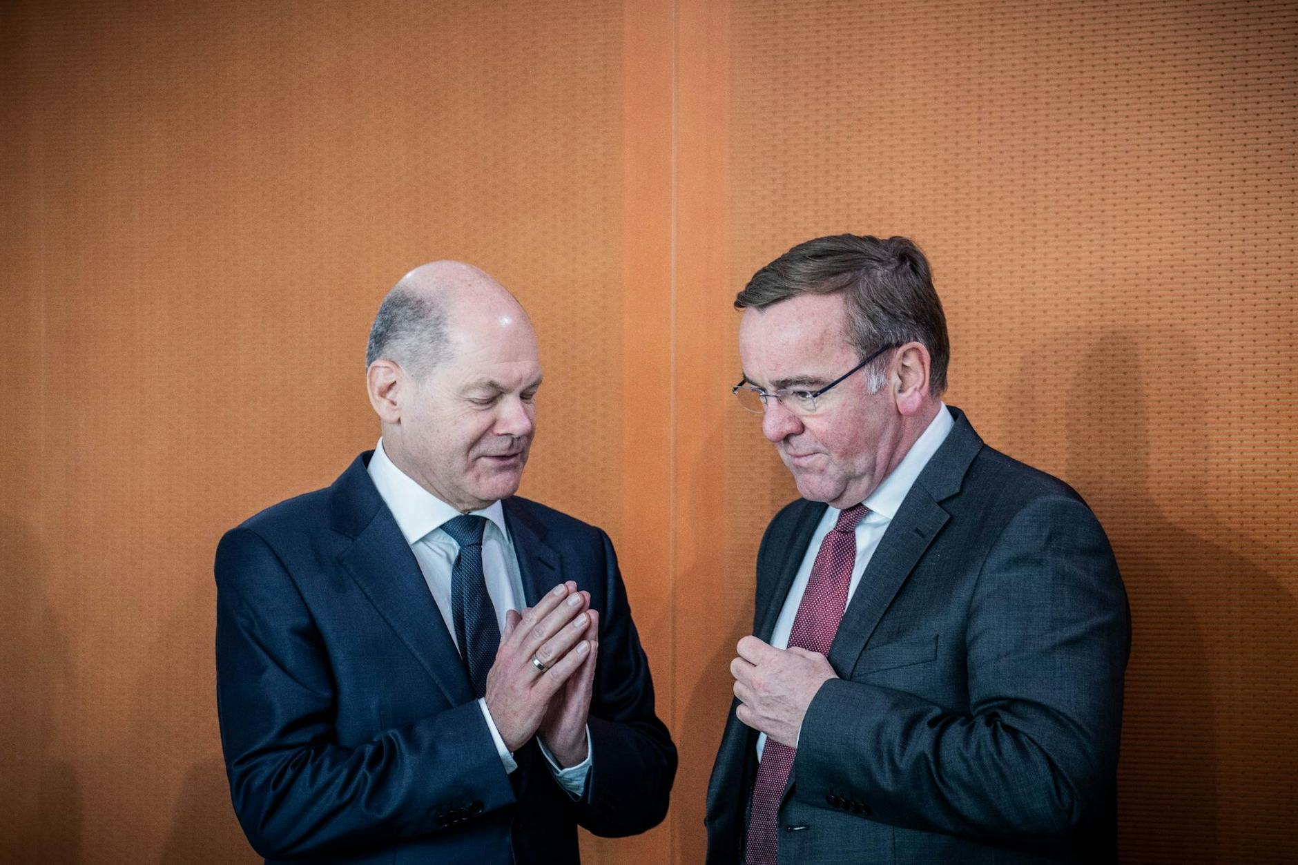 Olaf Scholz mit Verteidigungsminister Boris Pistorius (r.)