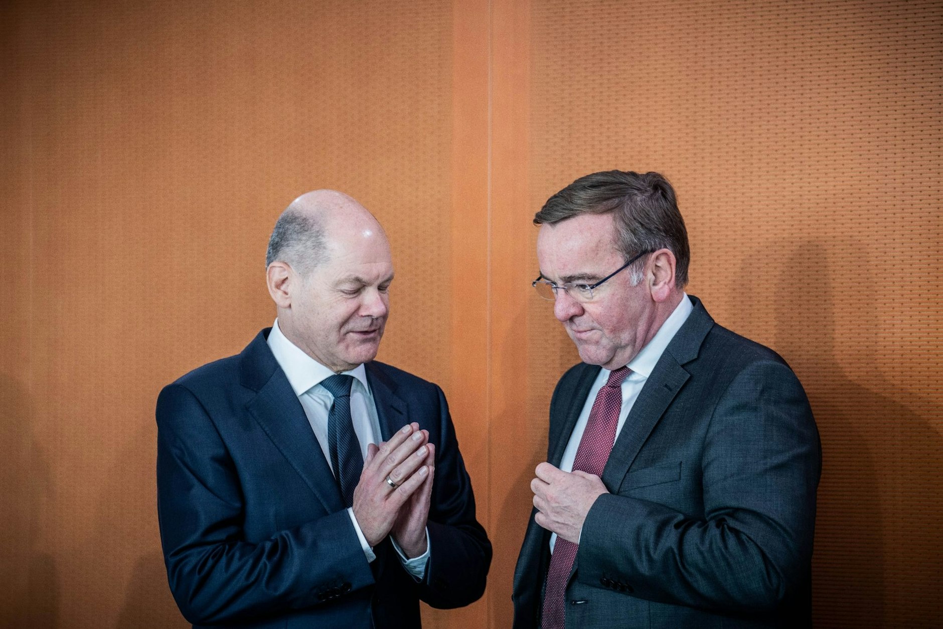 Olaf Scholz mit Verteidigungsminister Boris Pistorius (r.)