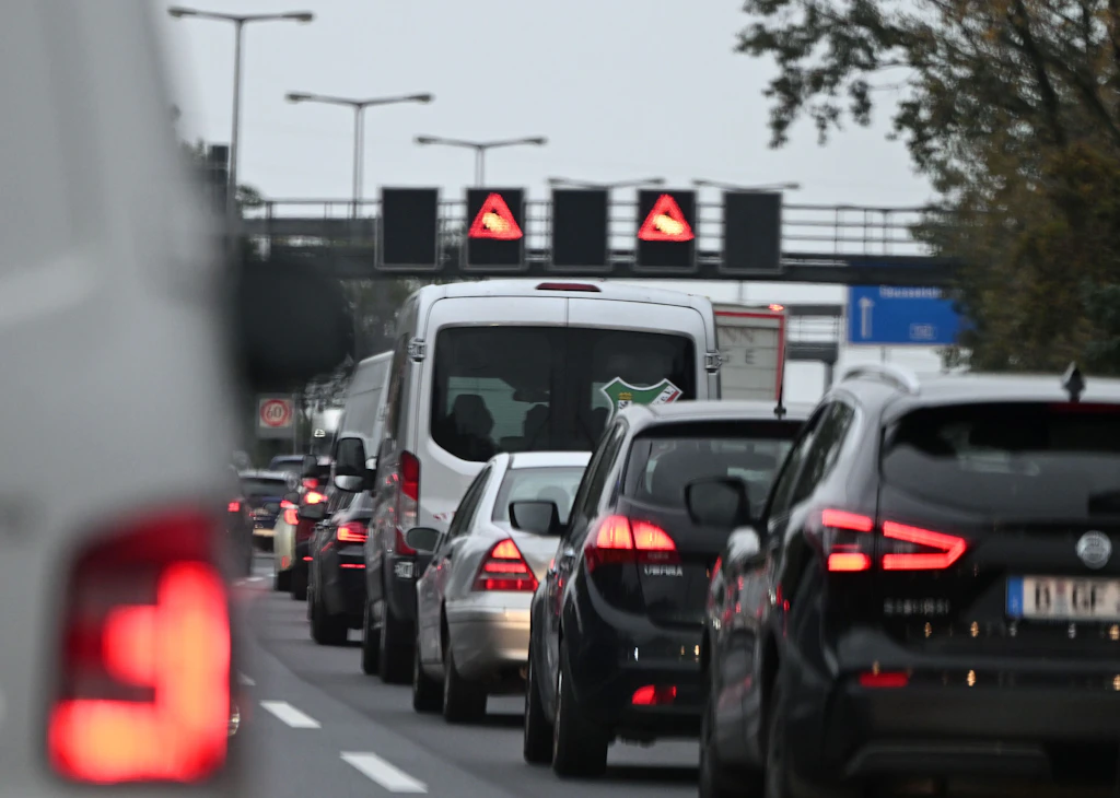 Tatillerin başlaması, Noel pazarları ve etkinlikleri trafik sıkışıklığı riskini artırıyor