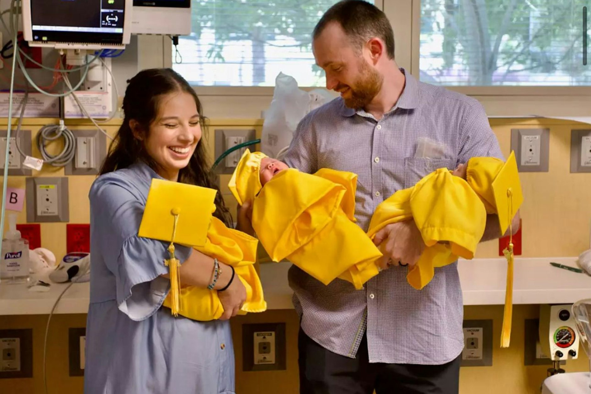 Marisa mit ihrem Mann Dylan und den neugeborenen Zwillingen Charlotte, Kendall und Collins.