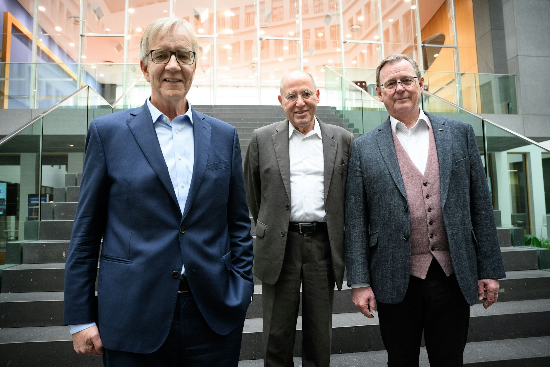 Die Linken-Politiker Dietmar Bartsch, Gregor Gysi und Bodo Ramelow auf dem Weg in die Bundespressekonferenz, um sich zum „Projekt Silberlocke“ zu äußern.