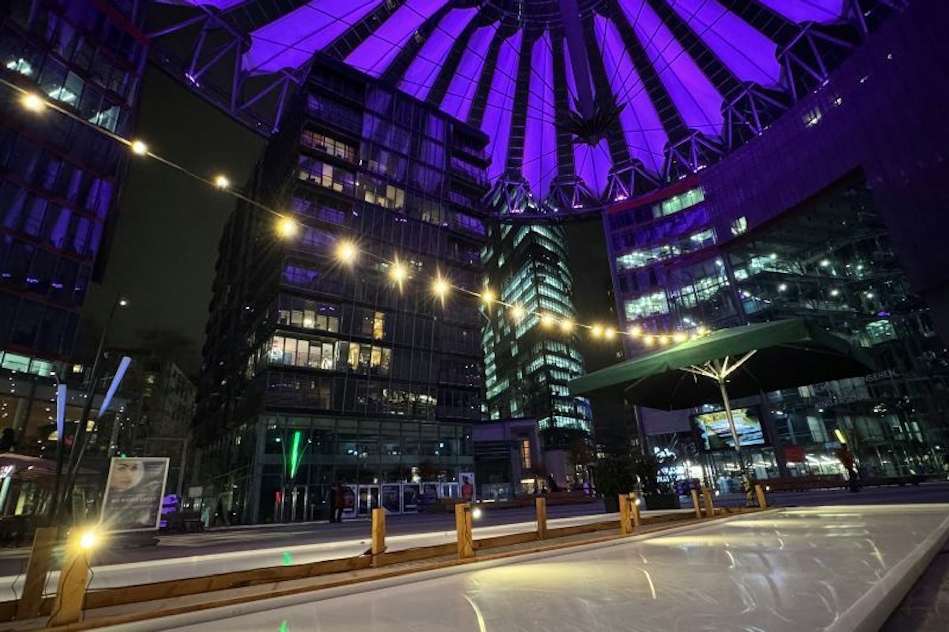 Eisstockschießen unter dem schönsten Dach Berlins im Center am Potsdamer Platz.