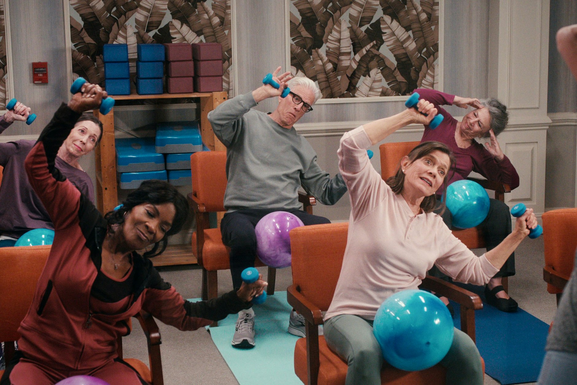 Umschwärmter Senior: Charles (Ted Danson) in Episode 4 von „Undercover im Seniorenheim“