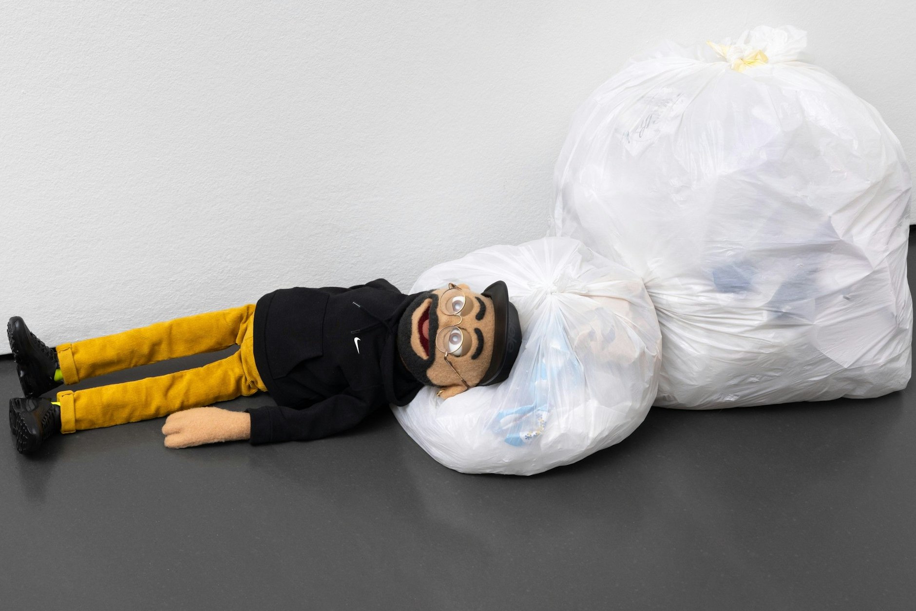 Ryan Ganders britisch-humoriges Selbstporträt begrüßt am Halleneingang mit „Swan Song“ (2024)