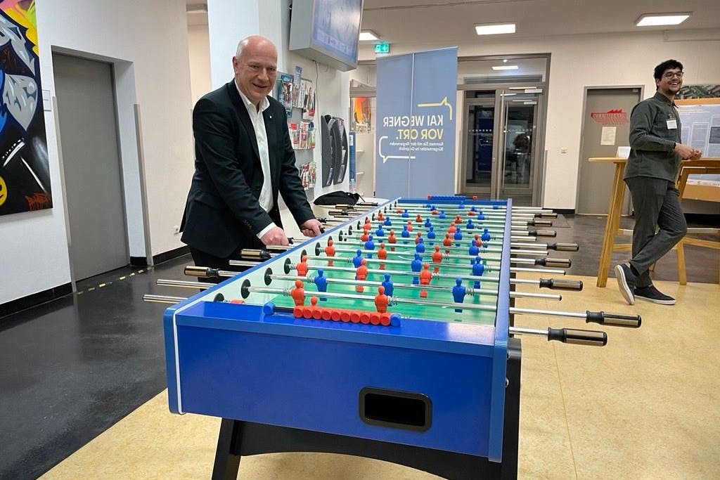 Gibt sich jovial: Kai Wegner in Spandau.