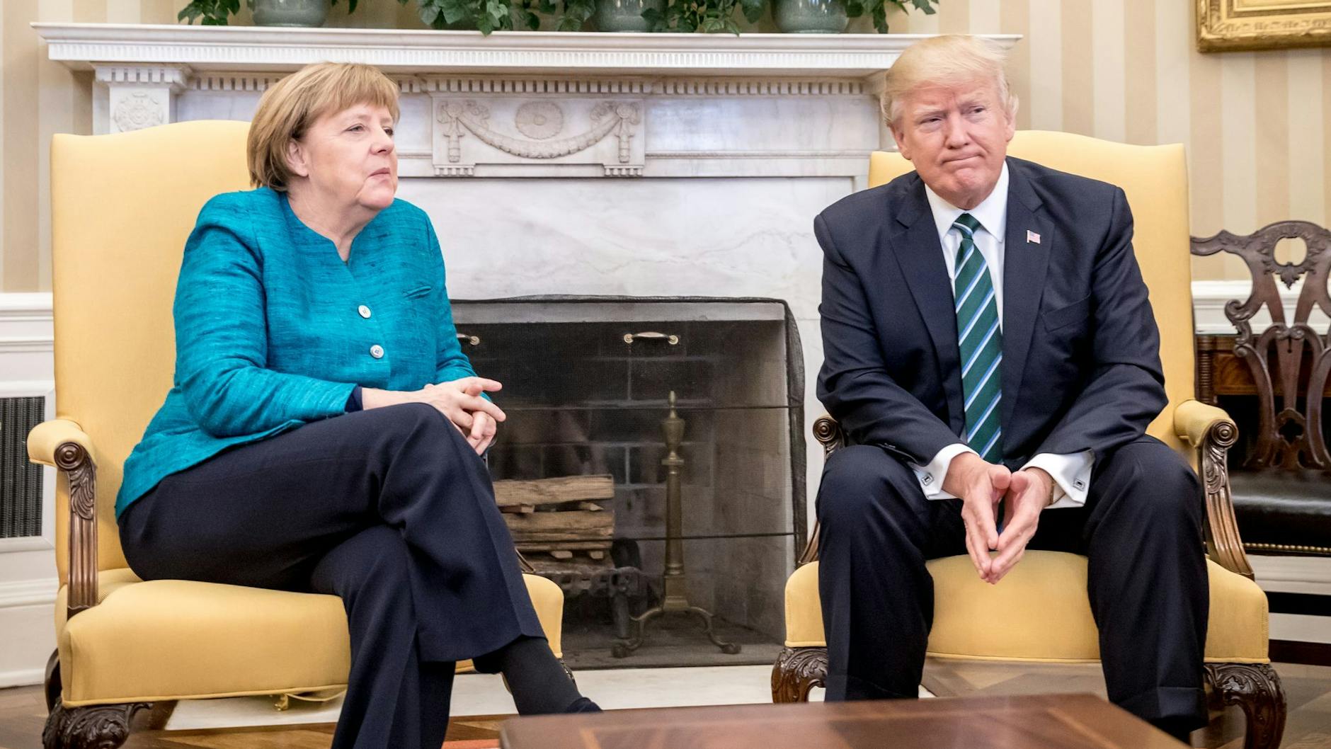 Angela Merkel (CDU) bei ihrem ersten Treffen 2017 mit US-Präsident Donald Trump im Oval Office im Weißen Haus.