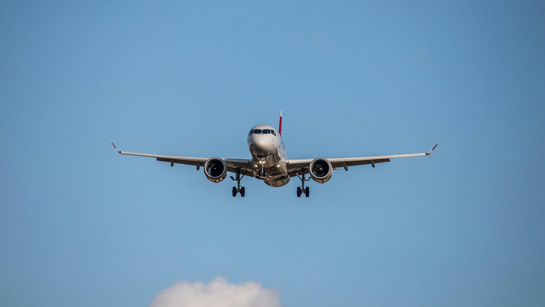 In einer Maschine der Swiss-Airline kam es zu einem medizinischen Notall, EU-Kommissionspräsidentin Ursula von der Leyen leistete Erste Hilfe.