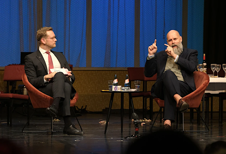 Daniel Morgenroth (l.), Intendant des Theaters in Görlitz, im Gespräch mit Holger Friedrich, dem Verleger der Berliner Zeitung.