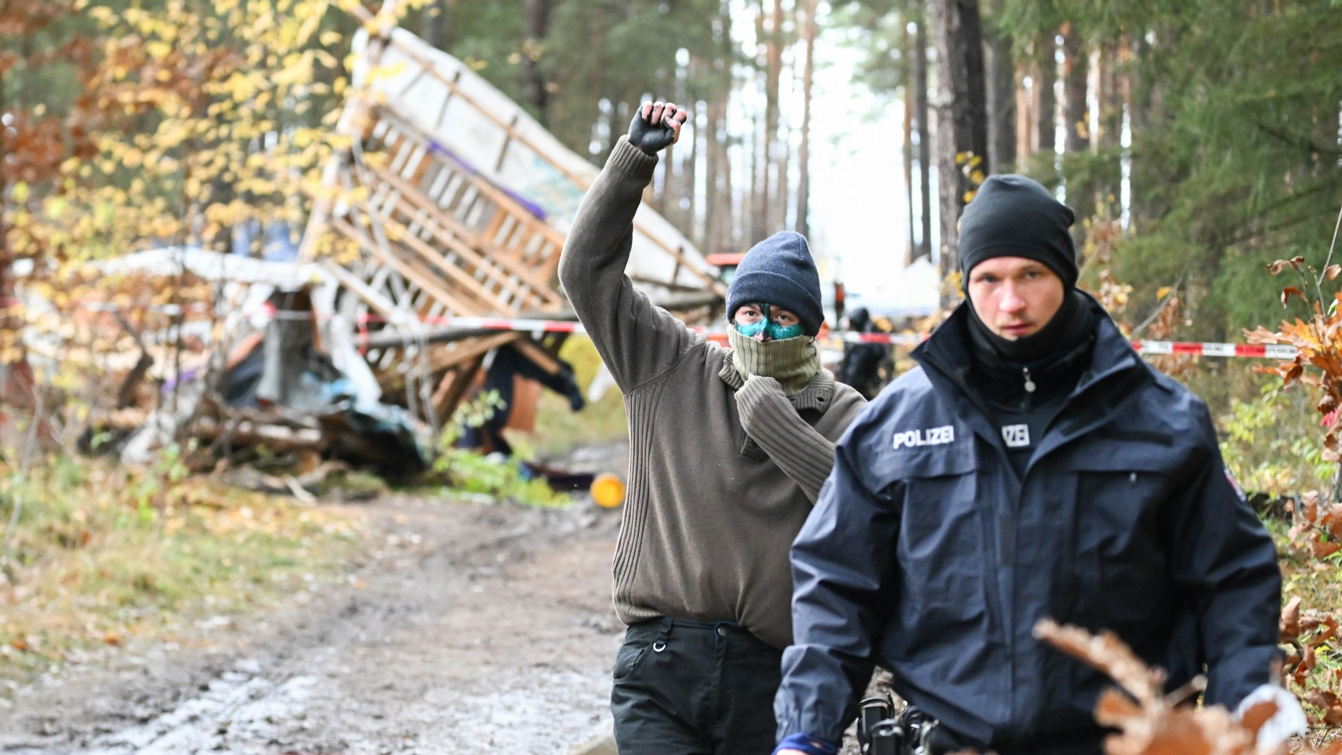 Am Mittwoch: Eine Aktivistin wird während der Räumung des Camps aus dem Wald geführt.