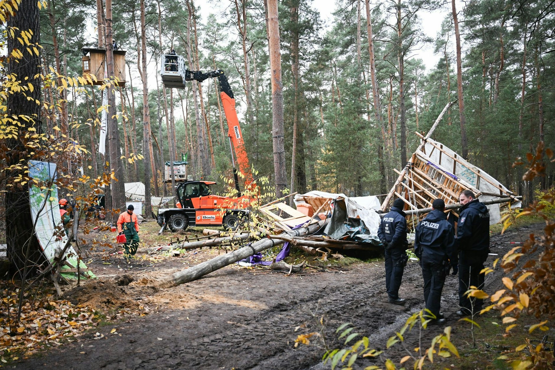 Hier wird Besetzer-Camp der Aktivisten von „Tesla stoppen!“ in Grünheide von der Polizei plattgemacht.