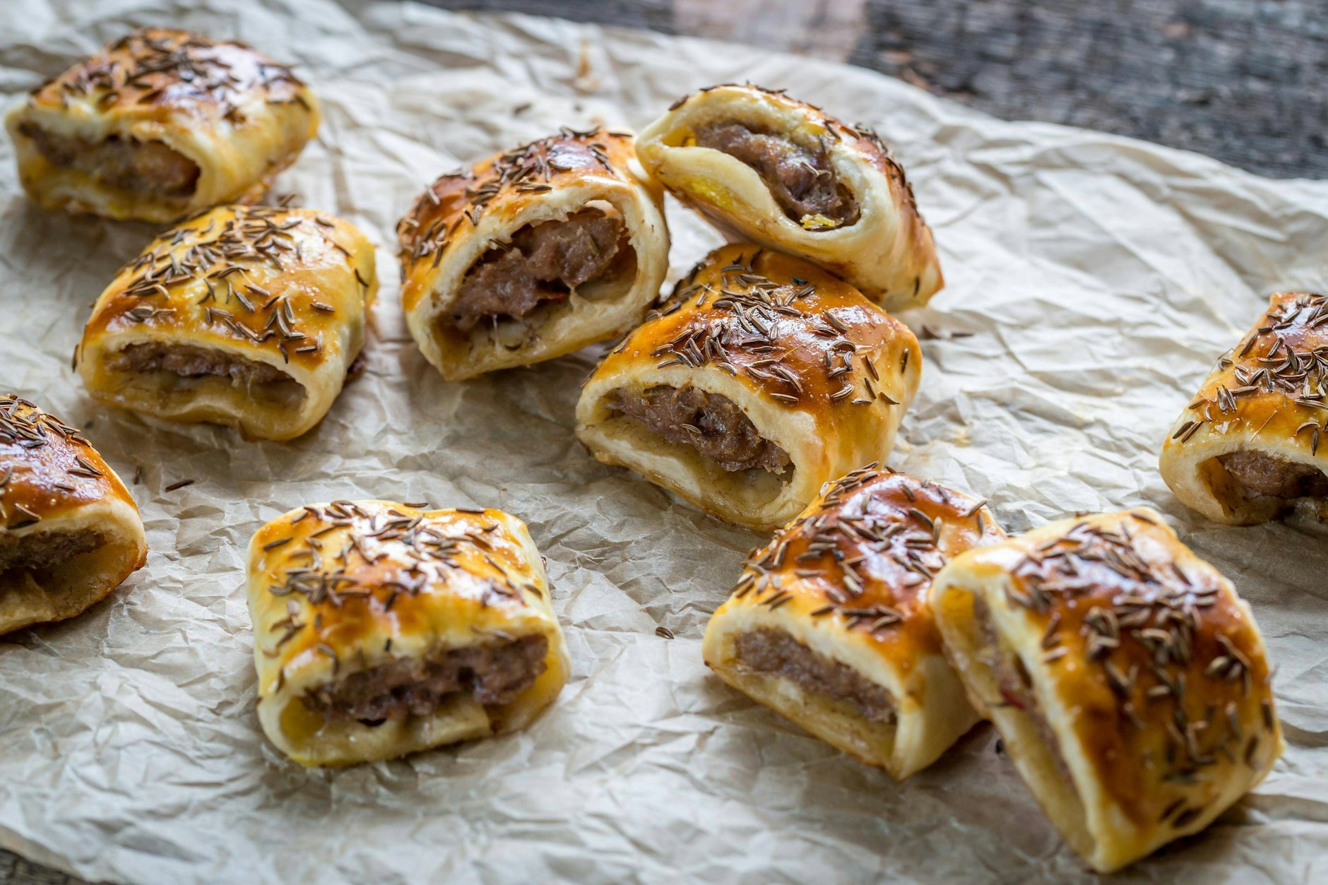Das Rezept für Hackfleisch-Strudel im Blätterteig ist super einfach und unglaublich lecker.