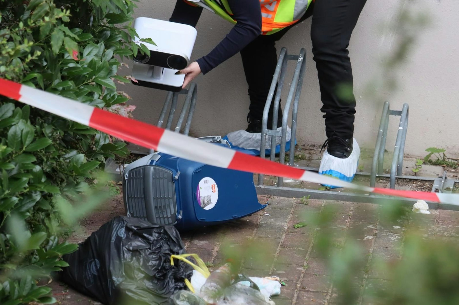 Am Tatort wurde eine Katzenbox gefunden. Ermittler gingen davon aus, dass das Kleinkind darin aus dem Fenster geworfen worden war.