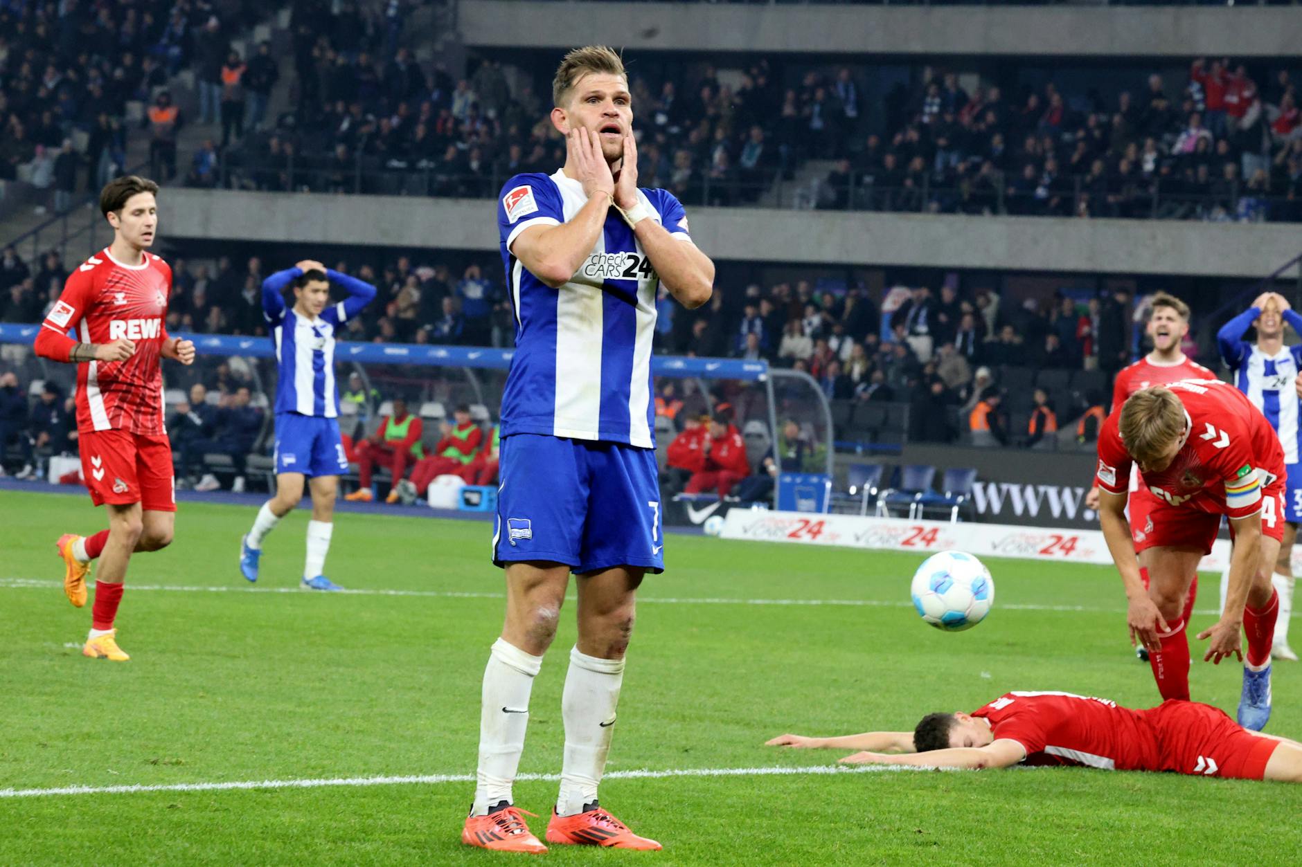 Fassungslosigkeit bei Hertha-Stürmer Florian Niederlechner! Vor drei Wochen verloren die Blau-Weißen 0:1 im Olympiastadion gegen den 1. FC Köln.