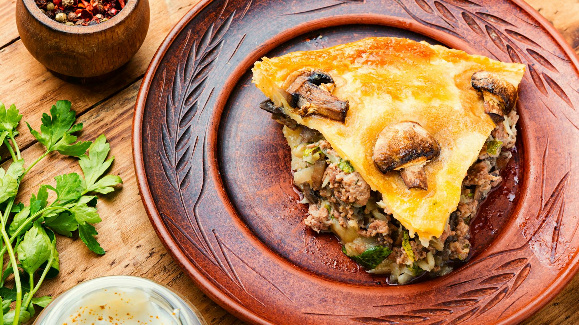 Probieren Sie das Rezept für Hackfleisch-Strudel im Blätterteig gleich mal aus.