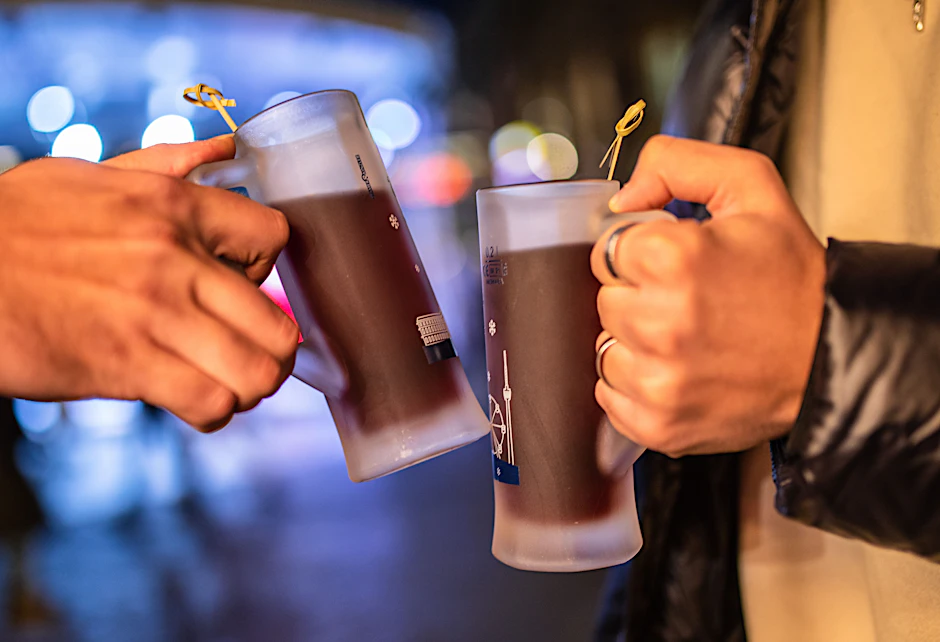 Die Glühwein-Preise auf Berliner Weihnachtmärkten schwanken je nach Standort.