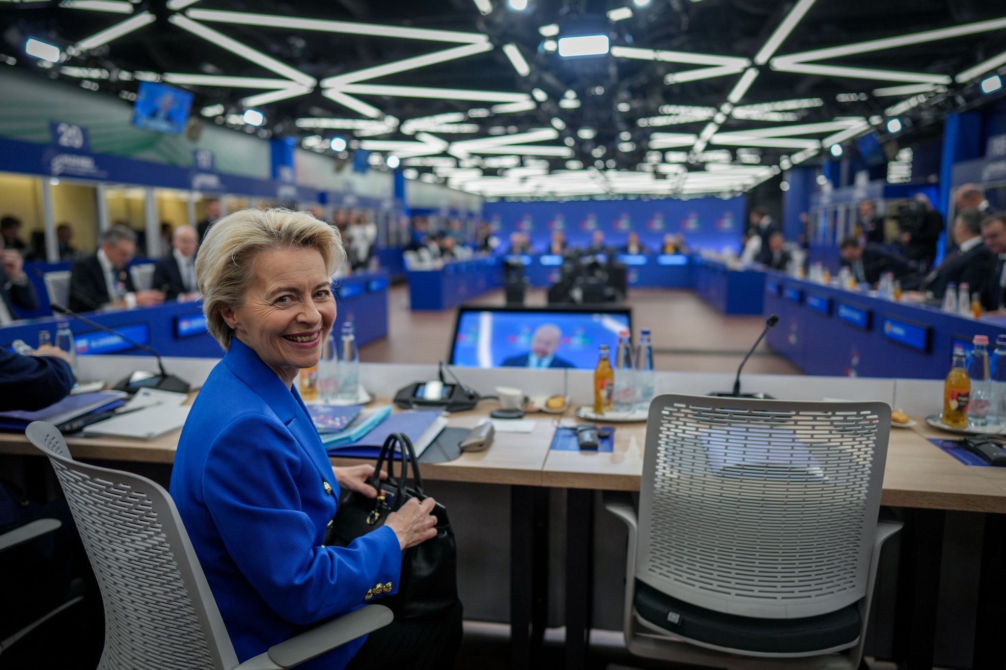 Notfall Im Flugzeug: Ursula Von Der Leyen Leistet Erste Hilfe