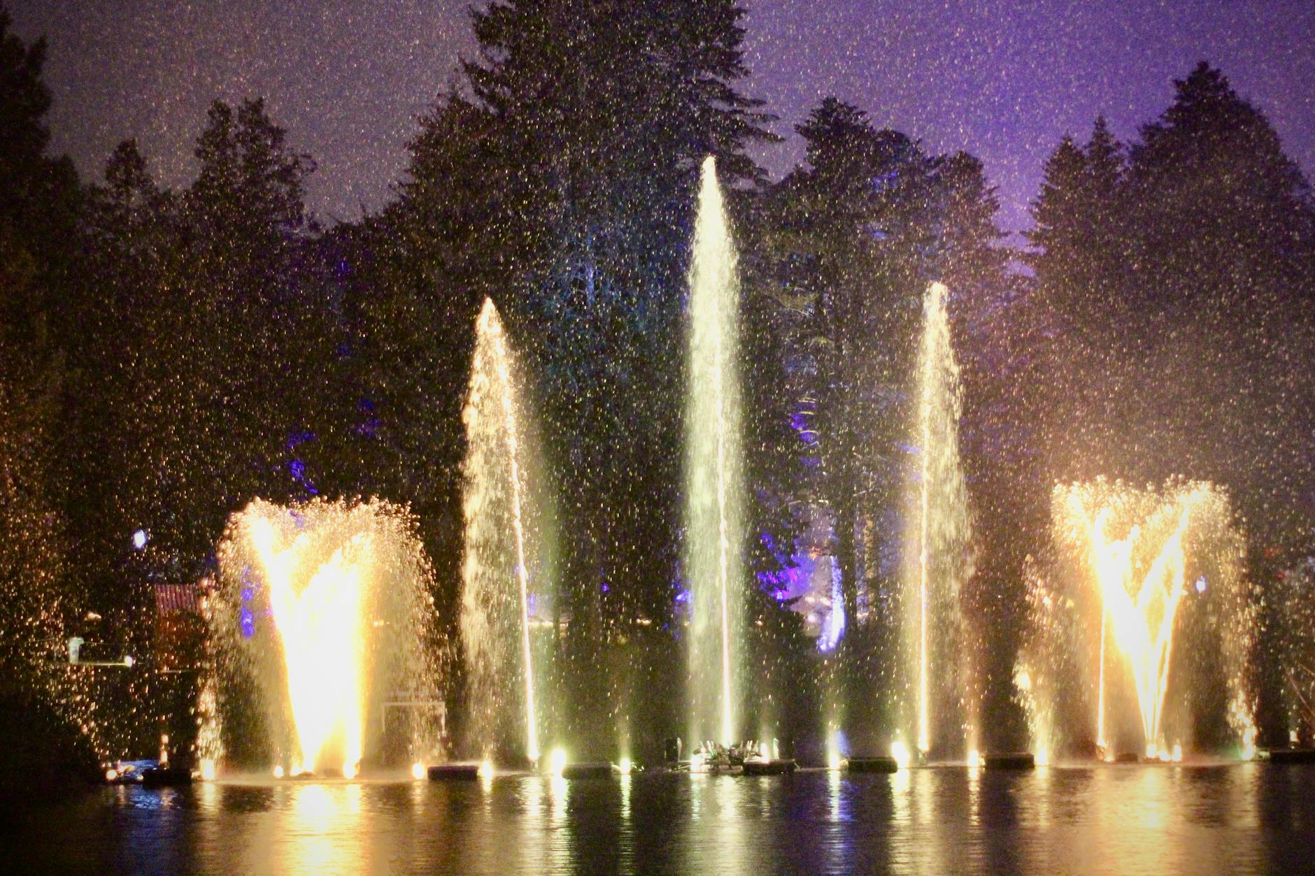 Die Lichtinstallation im großen Teich des „Christmas Garden Berlin“: Beleuchtete Fontänen, die im Takt der Musik tanzen, wurden durch dicke Schneeflocken noch beeindruckender.