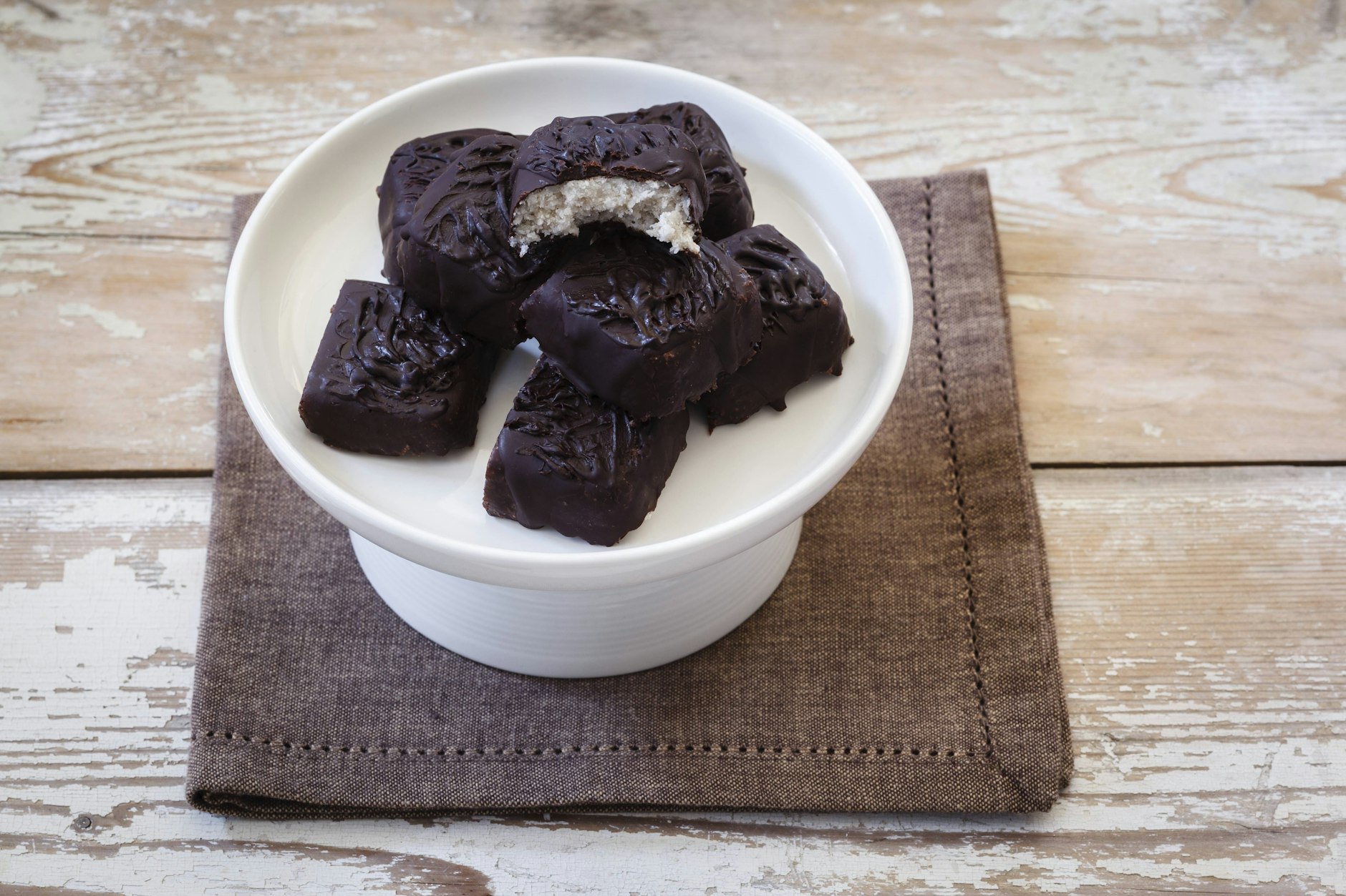 Leckere Kokos-Riegel im Bounty-Stil kann man mit diesem Rezept selber machen.