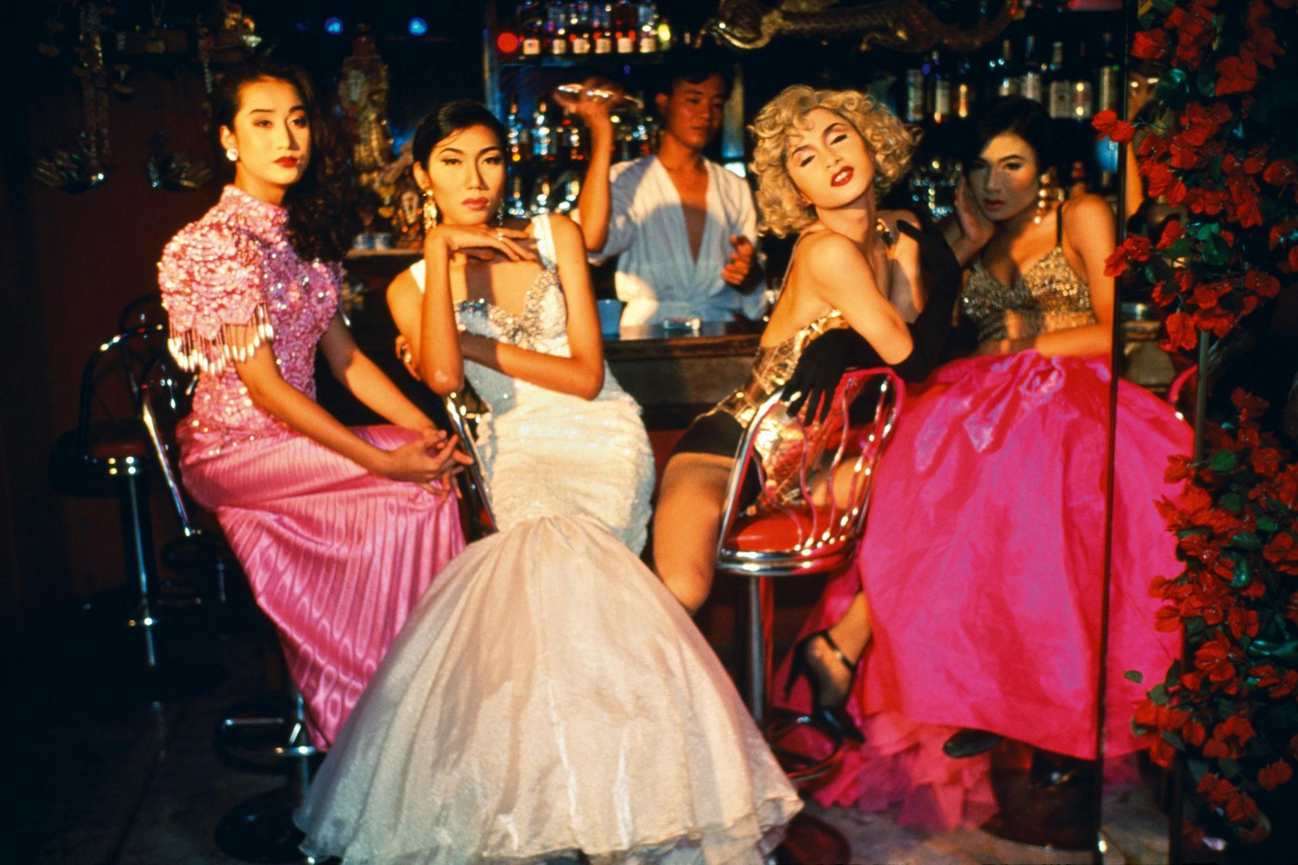 Aus Nan Goldins Serie „The Other Side“; sie filmte und fotografierte 1992 ihre Trans-Freunde bei einer Modenschau in Bangkok.