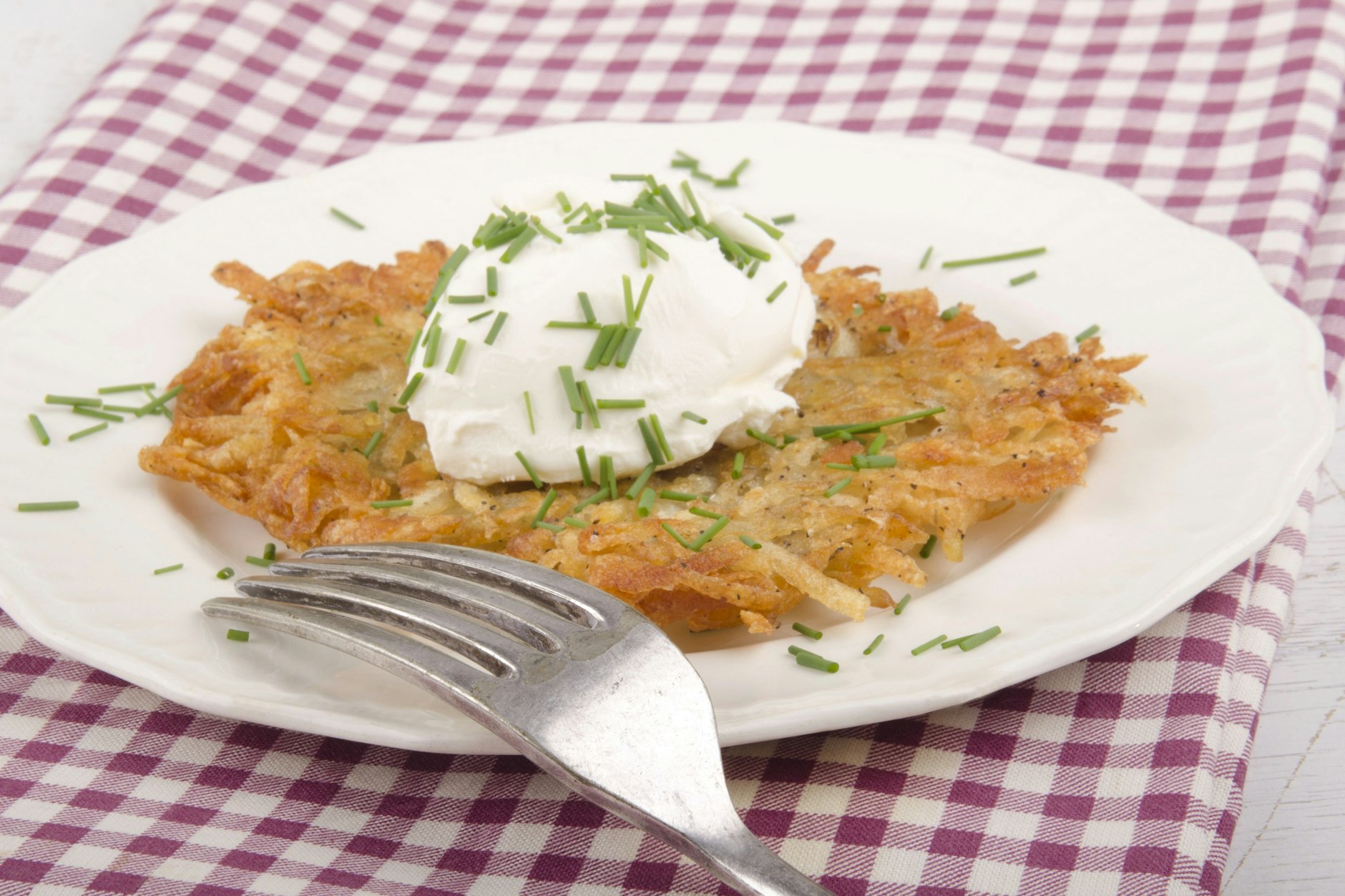 Hier werden die amerikanischen Kartoffelpuffer mit pochiertem Ei serviert.